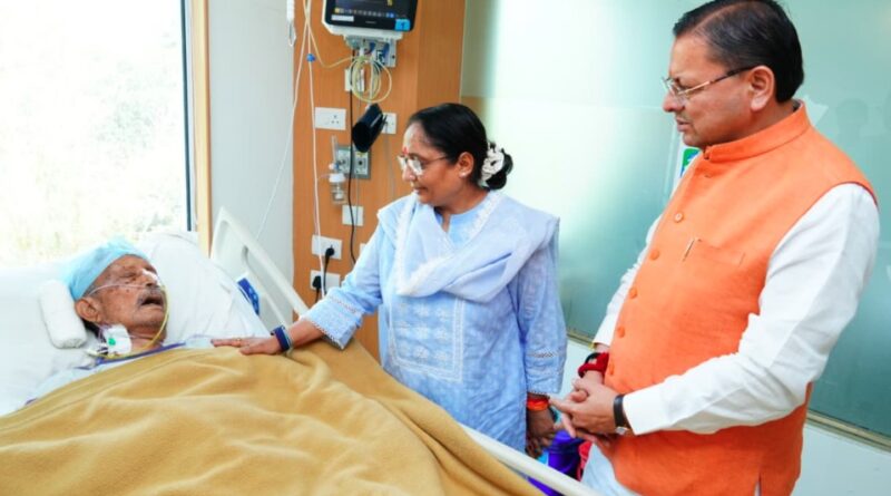 मुख्यमंत्री धामी ने मैक्स अस्पताल पहुंचकर पूर्व मुख्यमंत्री भुवन चंद्र खंडूरी का जाना हालचाल